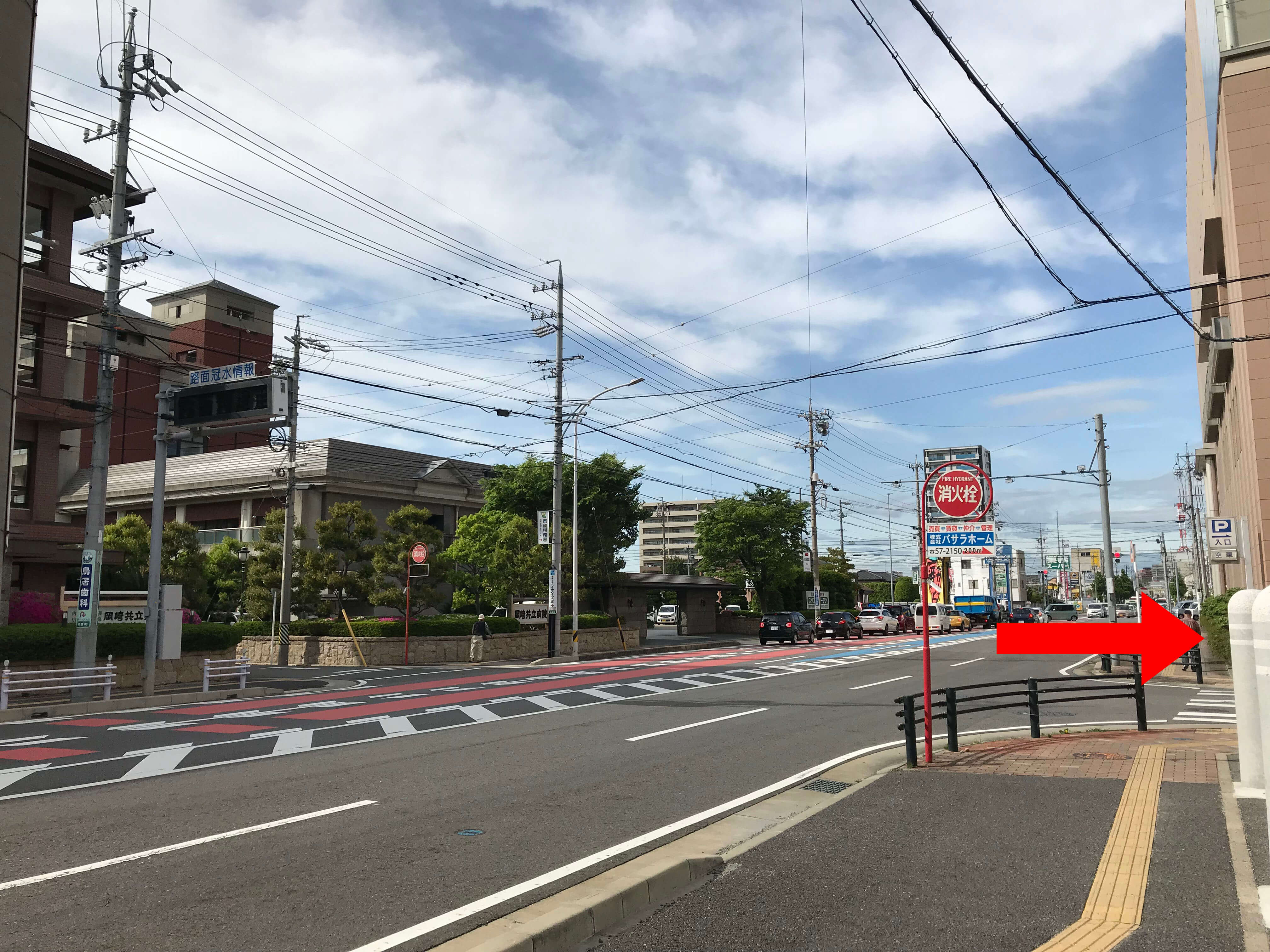 ④左手に岡崎共立病院、前方に岡崎市シビックセンター・岡崎合同庁舎がある通りを右折